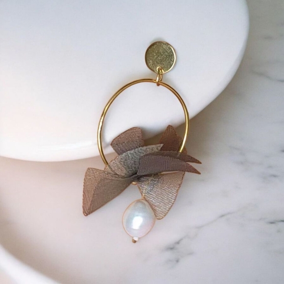 Womens Gold Plated Hoop Earrings With Grey Ribbon And Freshwater Pearl - Picture 5 of 5